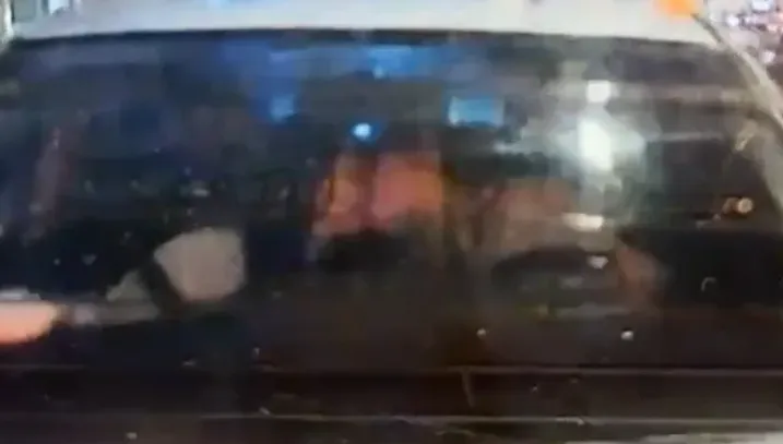 影/激吻到忘我...車子「親」上前車留「愛的印記」　網友笑翻：這個吻加值了