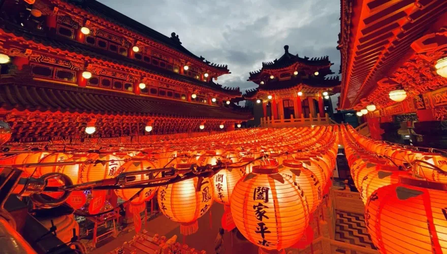 春節出遊/仿北方宮殿設計「高雄三鳳宮」　火紅燈籠海讓你秒陷電影場景