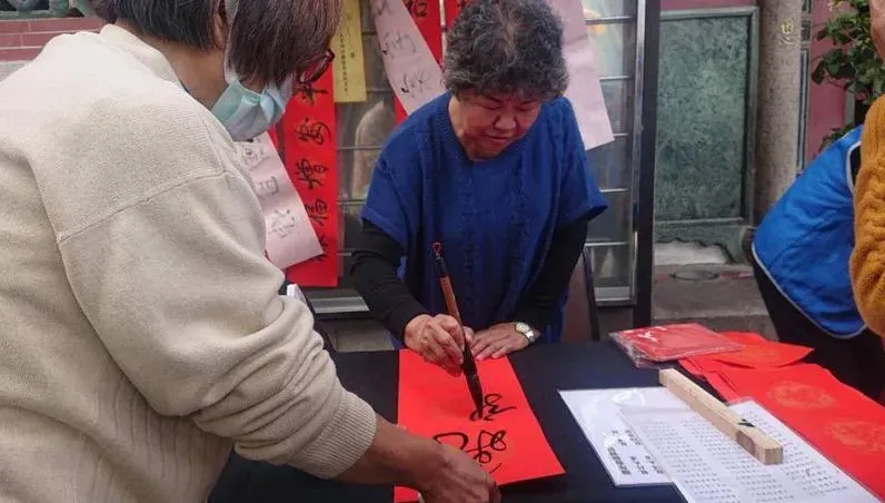 退休校長寫春聯半世紀超搶手！提醒「龍圖春聯」不宜貼室內