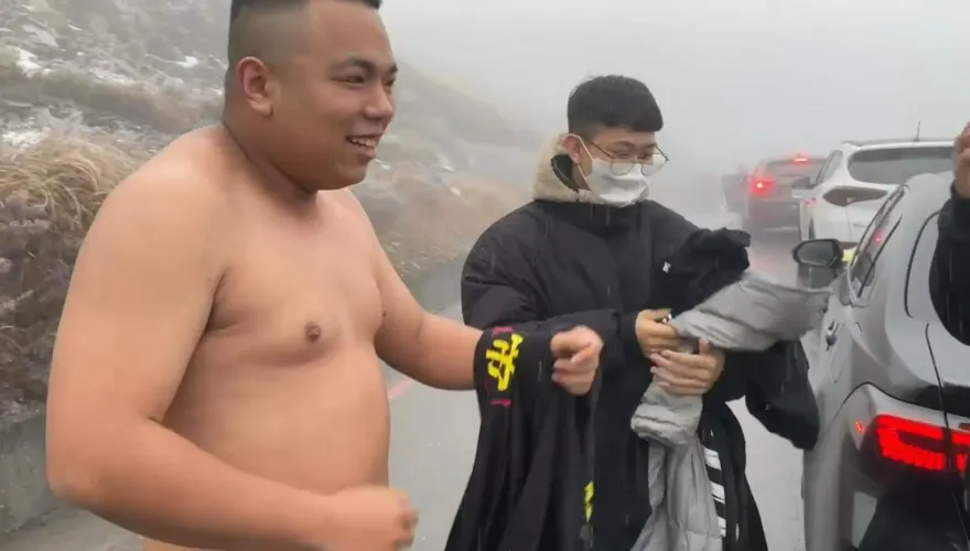 影/合歡山還在下雪！民眾不畏低溫　超勇「打赤膊」玩雪球