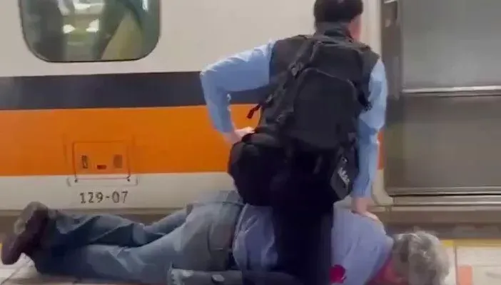 影/踢到鐵板！台中高鐵阿北出醉拳　秒遭保全「大外割」KO出局