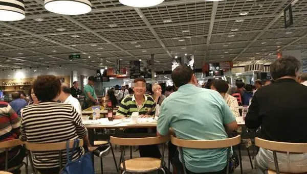 10年來人氣相親聖地！上海寂寞老年人「自備茶水點心」齊聚IKEA尋愛
