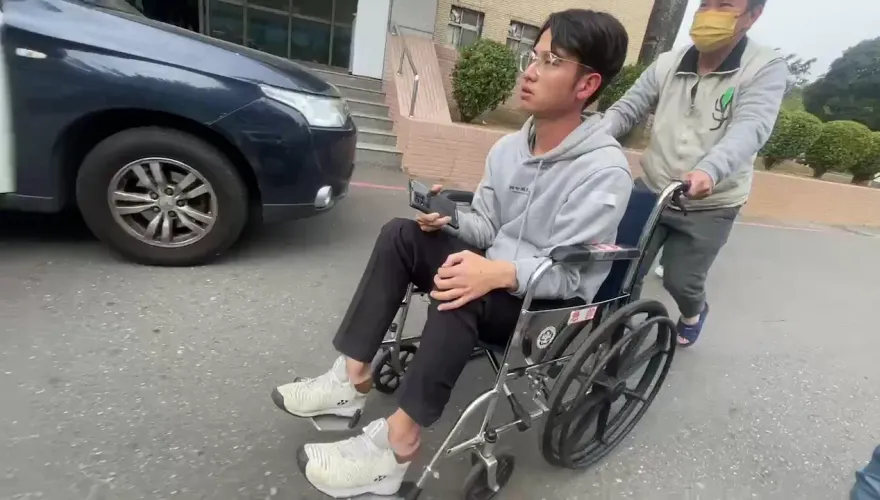 影/同黨衝突？綠營嘉市議員林煒軒遇襲被逼跪喊「我對不起王美惠」　王美惠：譴責暴力