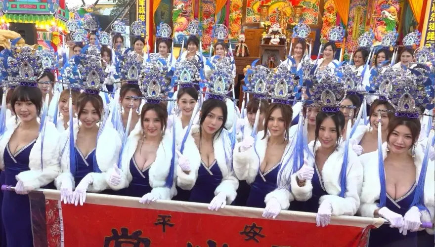 影/峰峰相連！台南60「舞魅孃」深V巨彈又翹臀　陪土地公遶境