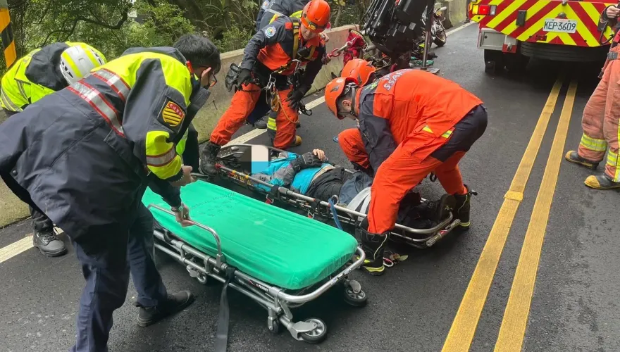 快訊/天雨路滑！淡水阿伯騎重機自摔　跌落邊坡全身傷送醫