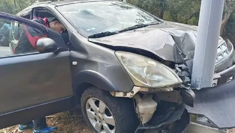 疑不熟路況！金門休旅車自撞路燈車頭凹陷　4人送醫