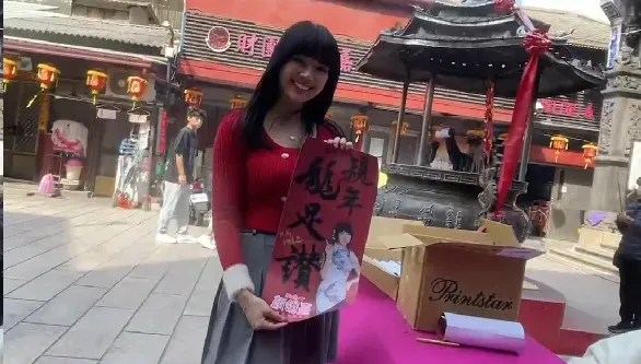 嘉義「超兇」美女議員發春聯！粉絲不畏低溫搶排隊
