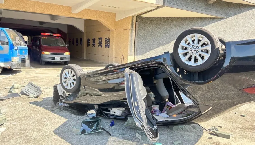 影/師父嚇壞！嘉義佛寺車暴衝　撞斷花崗石護欄「墜樓」翻覆2傷