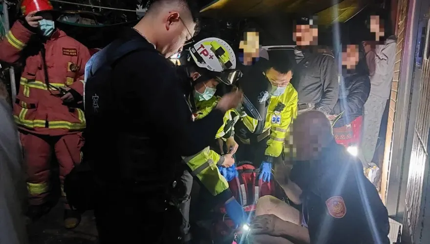 快訊/新北三重暗夜火警！屋內大量濃煙竄出　65歲住戶燒傷送醫搶救