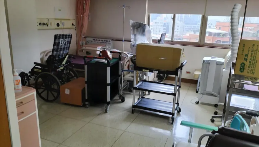 病人等床塞爆急診？醫PO照曝「病房當倉庫」閒置　北市聯醫回應了