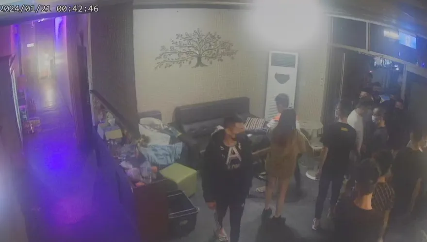 影/這公所員工超派！喝酒覺得服務差　撂人包圍小吃店掀桌砸店