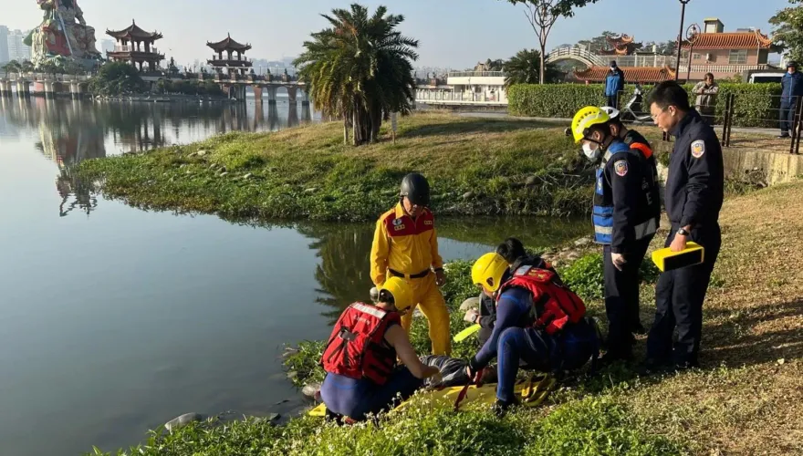 影/肇逃新招？他騎機車撞女騎士　下秒竟狂奔百公尺掉落蓮池潭