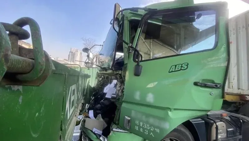高雄鳳山貨櫃車猛撞等紅燈砂石車、大貨車！　2駕駛傷一度受困車內