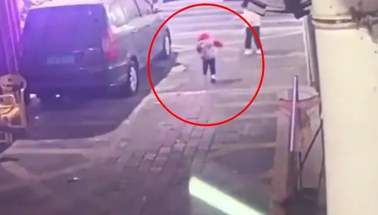 影/天降橫禍！住戶安裝熱水器打孔不慎　石塊直落9樓狠砸女童頭部