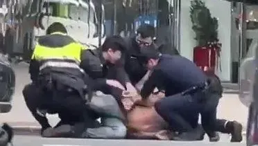 影/中和街頭驚見半裸怪男隨機開門上車！民眾嚇壞4壯警壓制逮人