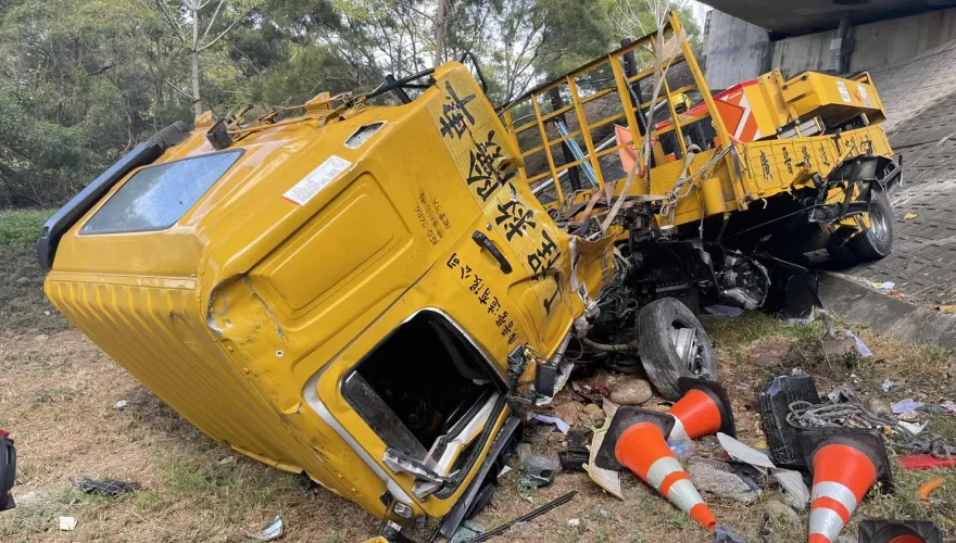 國3龍井段緩撞車墜橋原因曝！「同時變換車道」釀1死　休旅車駕駛送辦