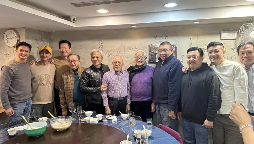 黃仁勳穿招牌皮衣現身！與林百里、張忠謀伉儷聚餐照曝光