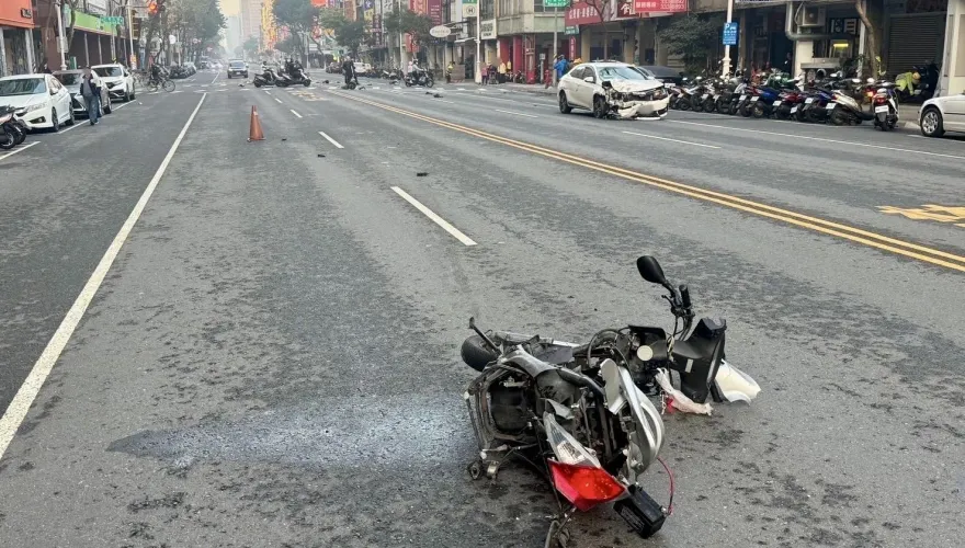 影/高雄清晨機車逆向對撞轎車　騎士重傷送醫不治