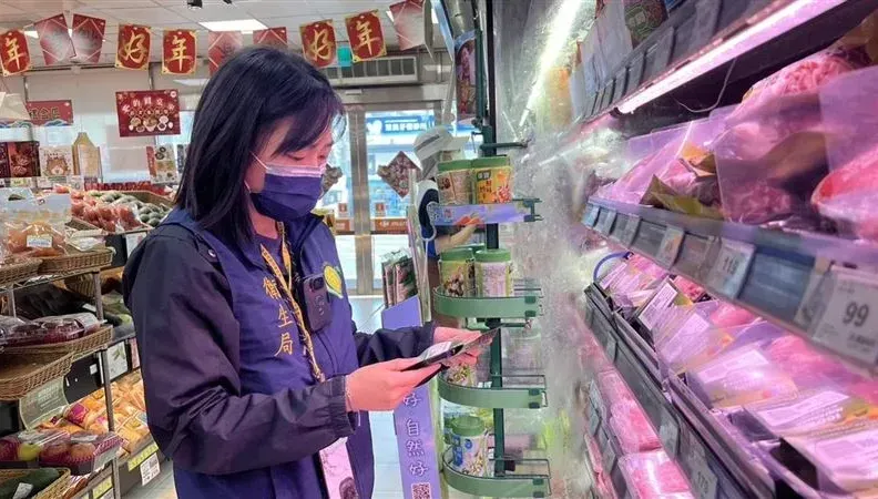 家樂福「即期牛排」拆開發臭　換貨還是臭！衛生局到場稽查