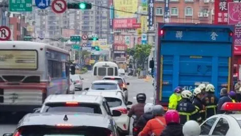 快訊/桃園死亡車禍！「騎士卡貨車底」　大車學長：蓋白布了