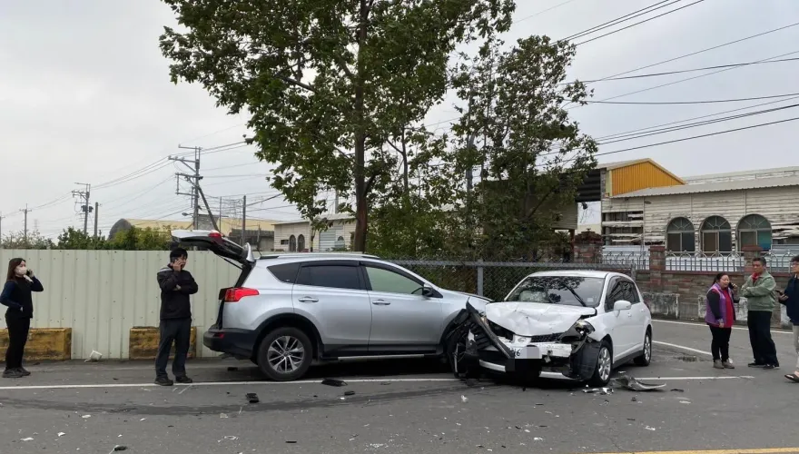 影/女駕駛恍神逆向開！彰化2自小客迎頭撞　車頭破相零件噴滿地