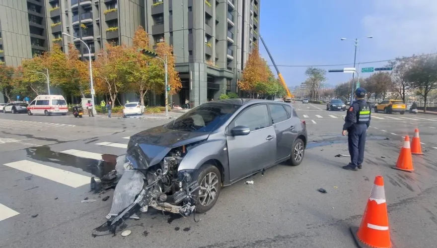 影/台中2汽車疑闖紅燈「頭撞爛掉下巴」　重機騎士慘被撞翻