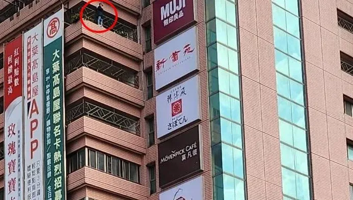 快訊/長髮女站天母大葉高島屋「10樓外牆」！警消急設氣墊　成功救下女子