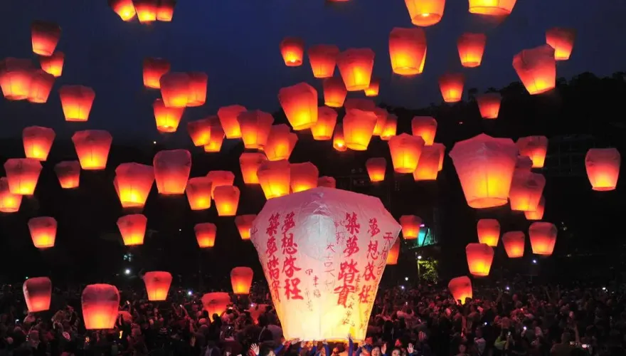 春節出遊/龍年「鐵道之旅」！平溪放天燈祈福躍國際　勝興騎單車穿梭「時空隧道」