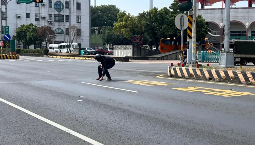 影/財神爺現身？屏東阿北半路掉錢「千元鈔滿天飛」　滿街好心人幫撿