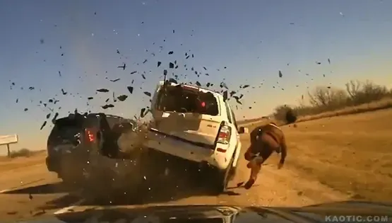 影/驚悚畫面曝光！警察路邊進行攔查　竟遭汽車高速撞飛