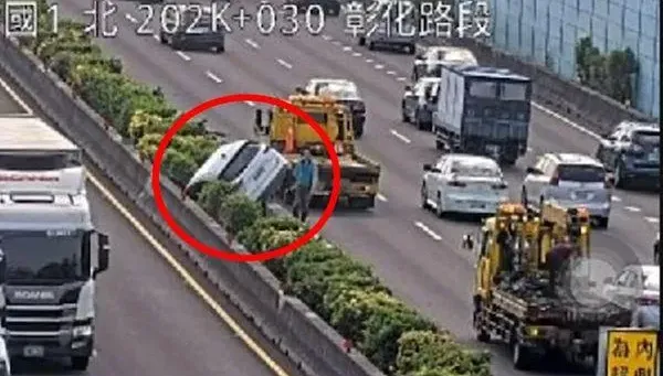 快訊/國1秀水段爆嚴重車禍！小客車衝撞分隔島「整台卡住」　傷亡曝光