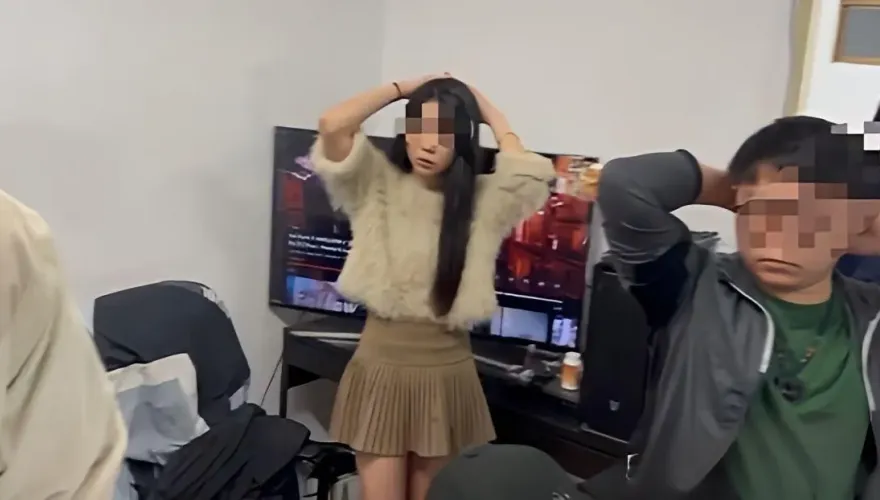 影/投降！正妹辣腿荷官狂吸16賭客　手一舉超短裙顯露屁蛋