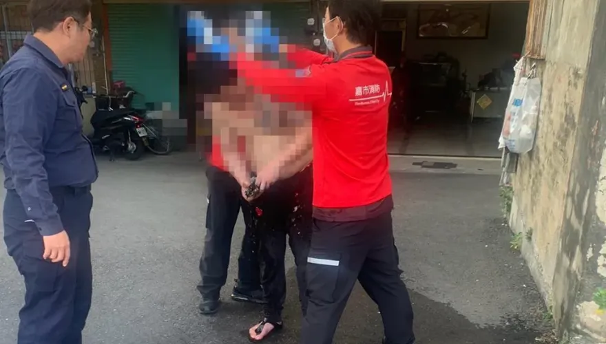 快訊/嘉義警所對面驚傳潑硫酸！離婚夫妻疑口角爭執雙雙掛彩送醫