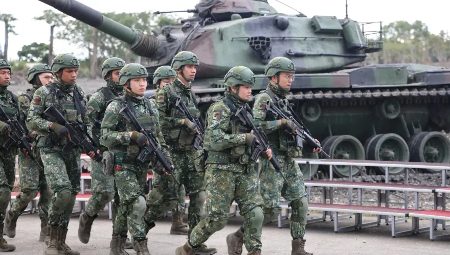 疑國軍弟兄喝醉酒嗨跳街舞上傳抖音！陸軍澄清：非現役軍人