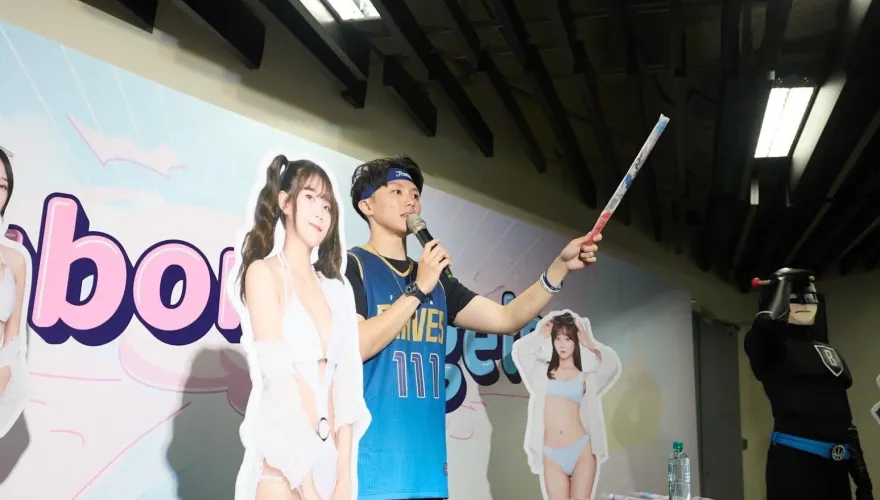 太狂了！Fubon Angels「人型立牌」拍賣會　這位女神2萬元拍出