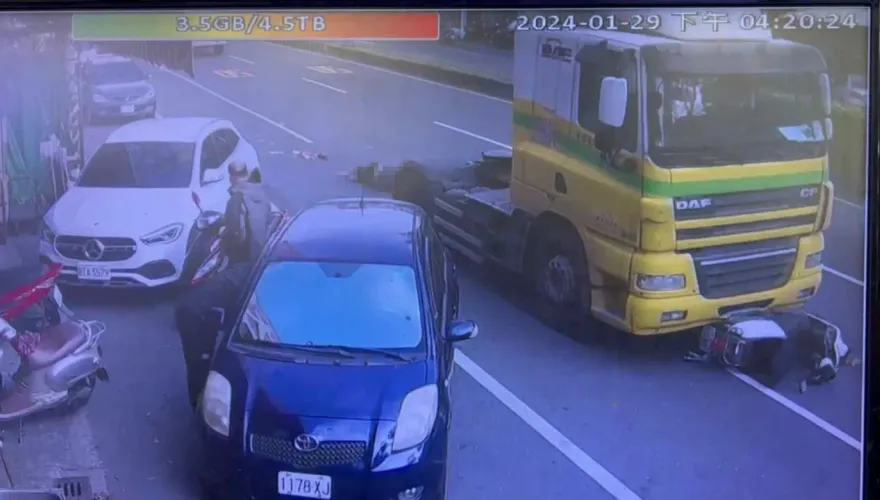 影/彰化男騎士遭曳引車追撞　人車被拖行20公尺傷重不治