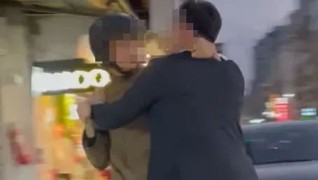 愛情來的太突然！延吉街擂台賽2男纏鬥互視　網嘲：要接吻了嗎？