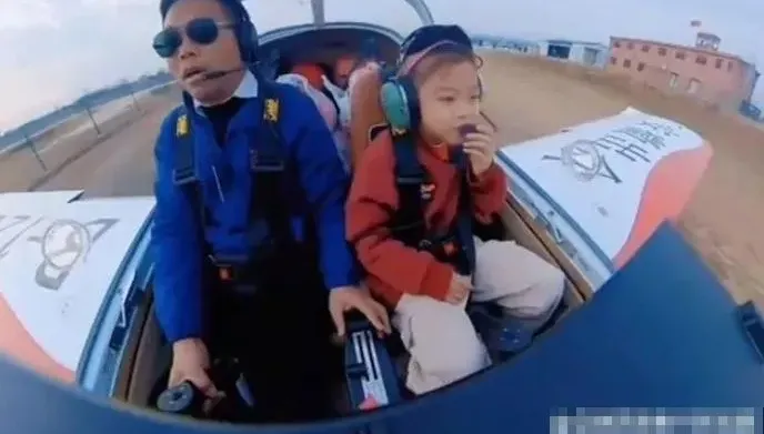 影/春運不怕塞車！超狂老爸開飛機載女兒「飛回老家過年」比開車快2小時