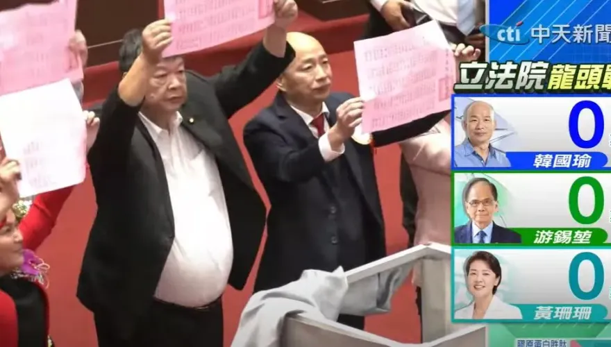影/藍綠白防跑票拚了！國民黨立委亮票、民進黨陳亭妃監票「陳玉珍關心民眾黨投票」