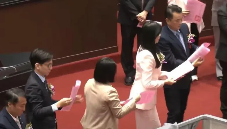 不演了！藍綠立委集體亮票　吹乾印泥、票面外折再投票