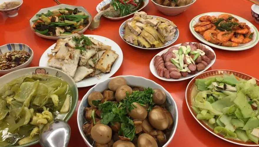 圍爐吃到開工大魚大肉！易致腸胃道消化不良　醫籲多清蒸、燉煮
