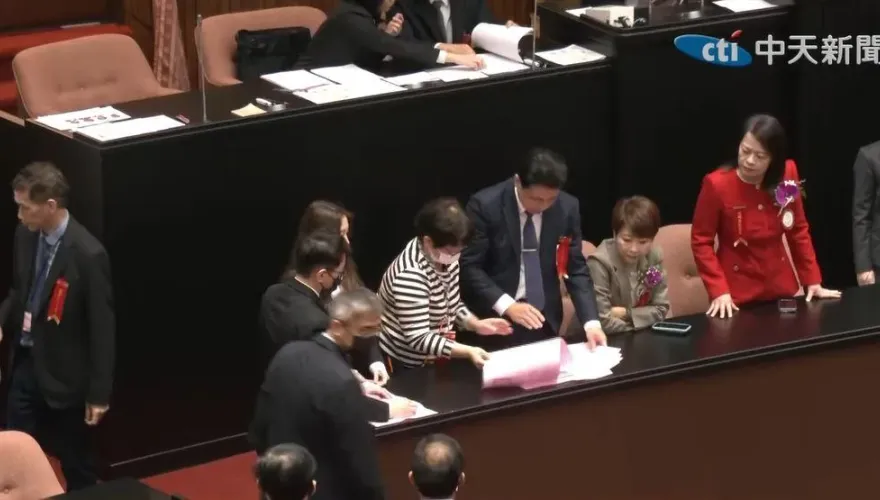 快訊/立法院長第一輪投票結束　韓國瑜54票