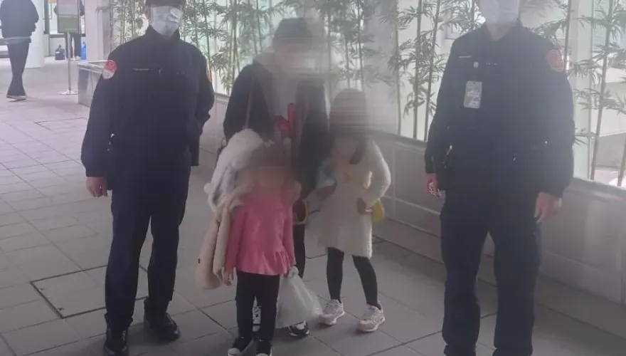 趕火車女兒被關在列車外！迷糊媽隔門嚇壞　感謝熱心警伸援手