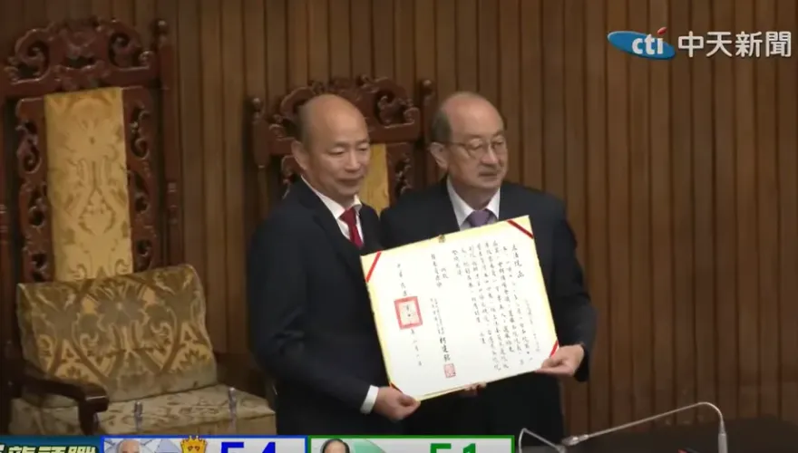 影/韓國瑜真當選立院龍頭！柯建銘親頒當選證書　2人互動曝「意外插曲」