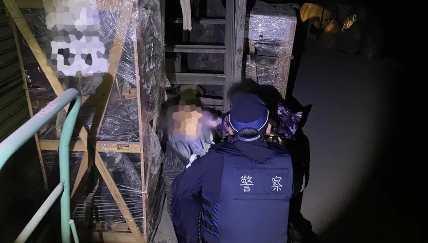 影/新北男與妻吵架失聯躲倉庫　警及時找到他「這動作」救回一命