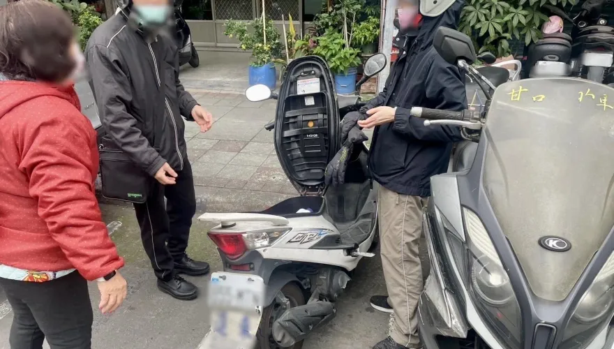 影/老夫妻機車不見奔警局報案　警幫忙找到車結局超展開