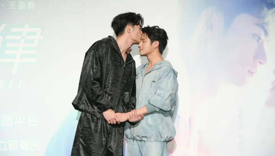 BL劇嘴包嘴「撿肥皂」　吳秉宸演到一半「瞇眼又呻吟」超投入