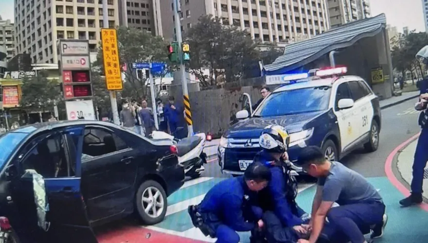快訊/桃園藝文特區警匪追逐！通緝犯鬧區拒捕「衝撞警車」　勇警負傷破窗逮人