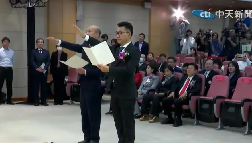 影/韓江配宣誓就職！韓國瑜盛讚游錫堃是「慈祥長者」　喊話賴清德別太過緊張