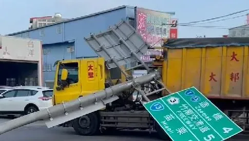 影/號誌桿被連根撞斷！砂石車駕駛身體不適　「公路指示牌」扛整路